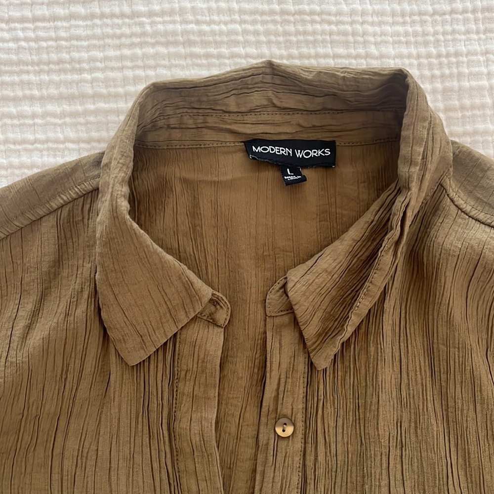 Button Down Cropped Crinkle Top - Picture 2 of 2